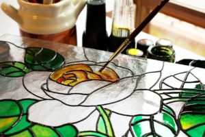 Peinture sur verre d’un motif floral au pinceau