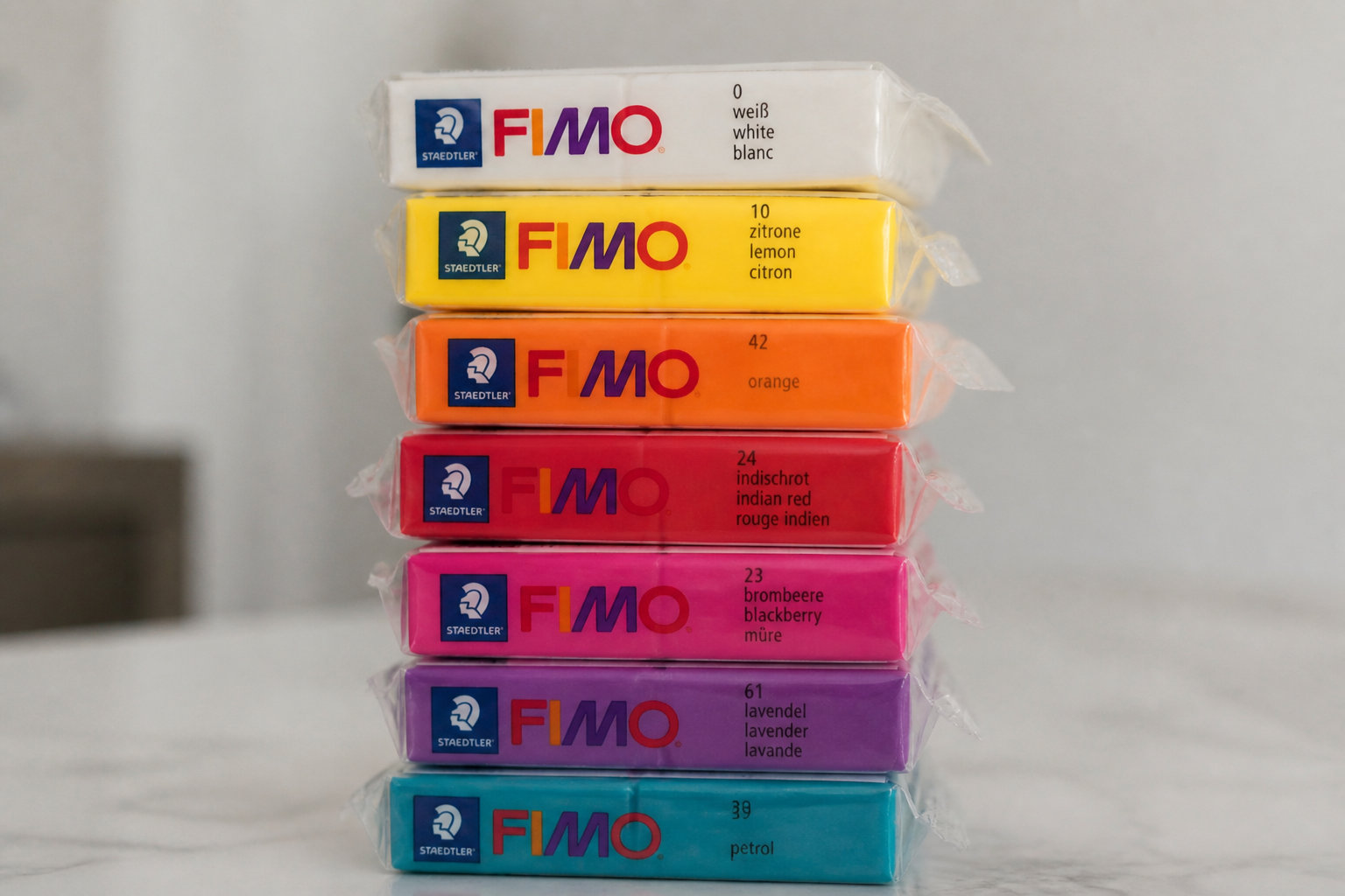 Pile de pains de pâte Fimo Staedtler dans sept coloris, du blanc au turquoise