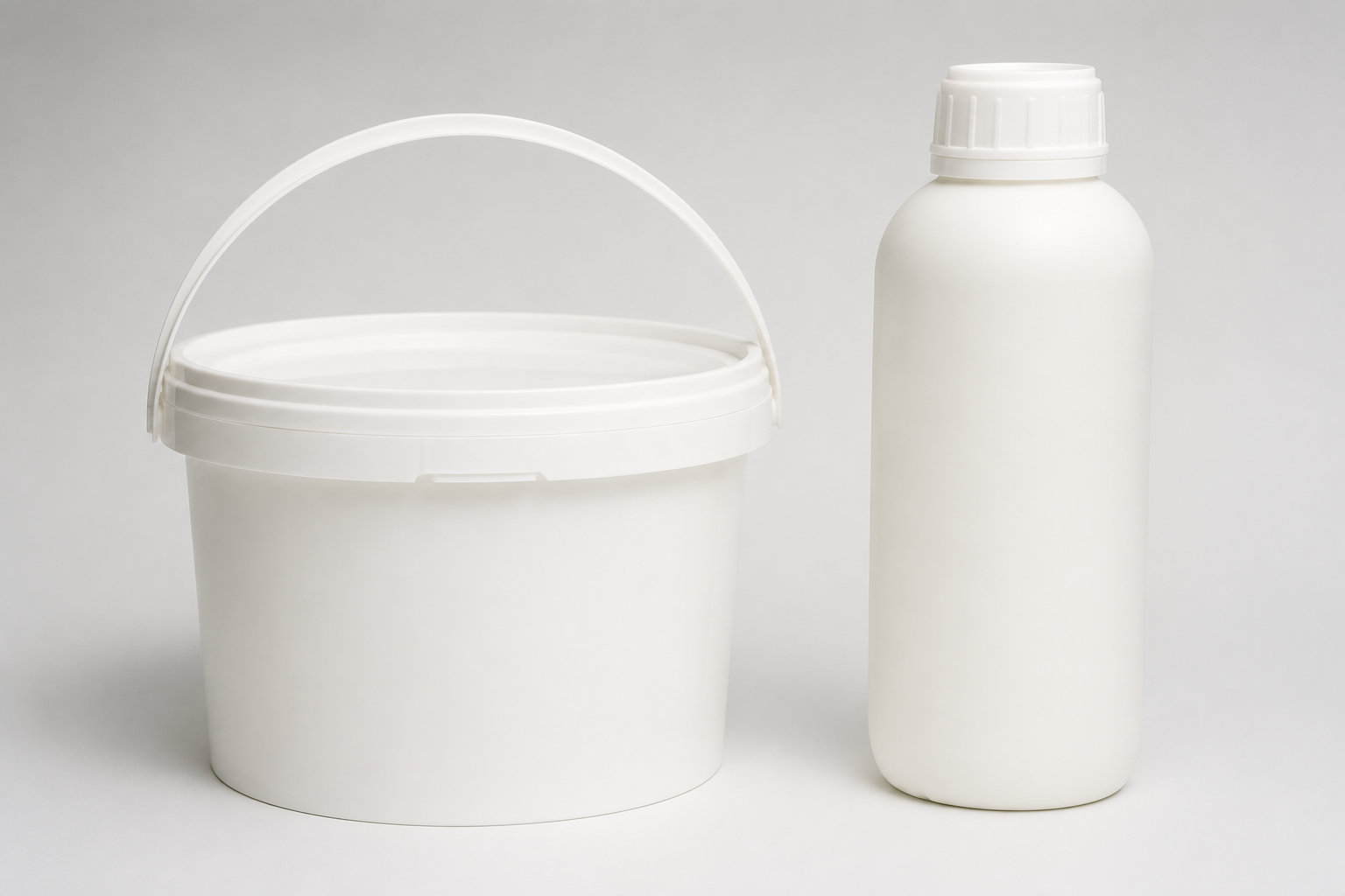 Seau de poudre de base et flacon de liquide acrylique sur fond neutre